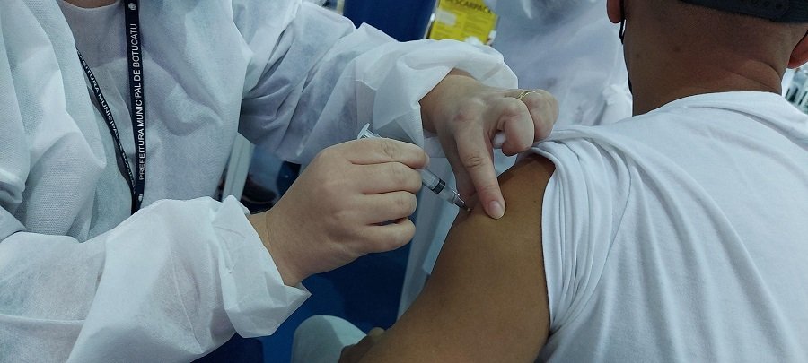 Professores e profissionais da Educação, de 18 a 46 anos, serão vacinados em julho