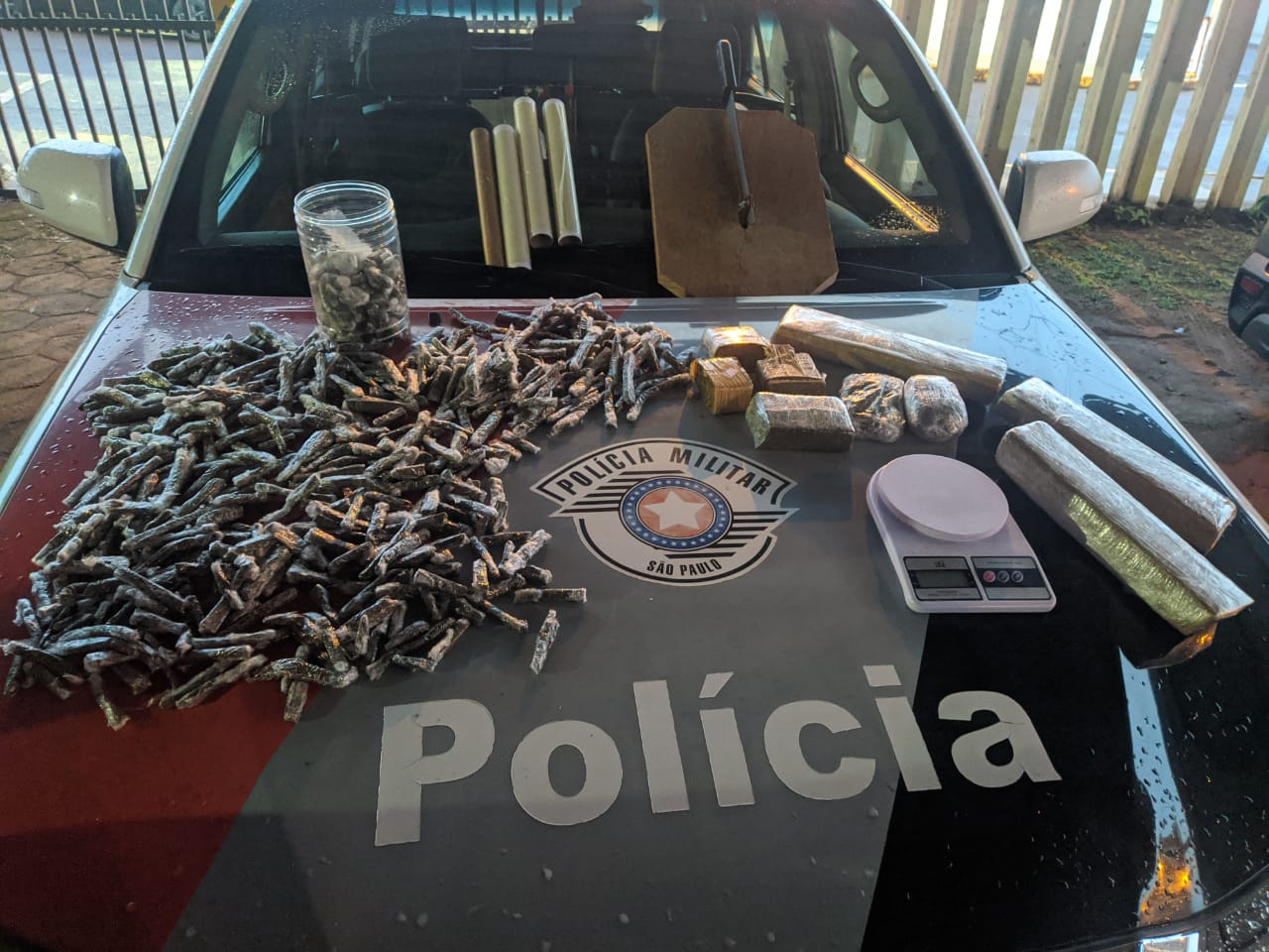 Procurado por tráfico é preso após se esconder em quarto com filho de 2 meses
