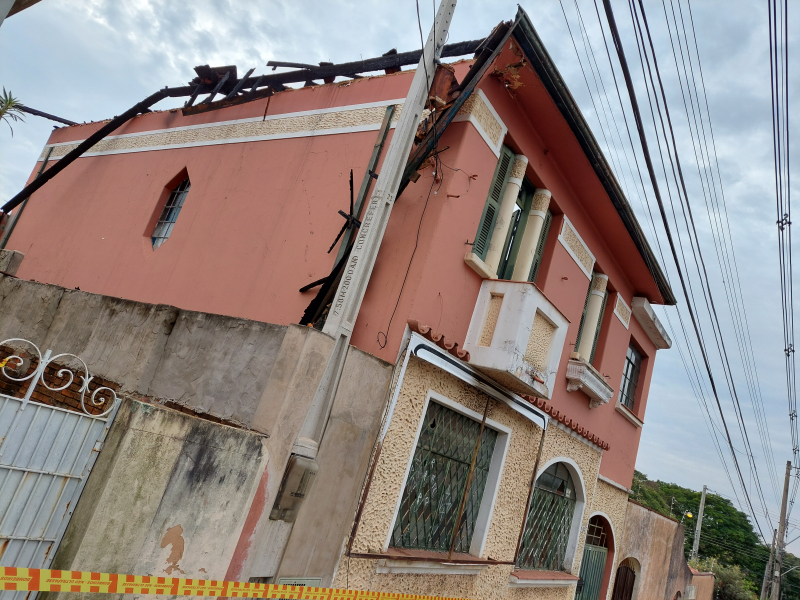 Sobrado fica destruído em incêndio no Centro de Botucatu