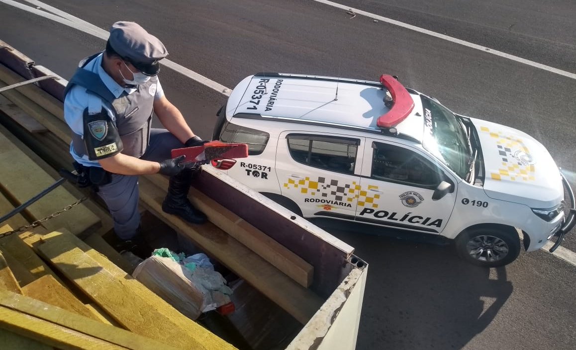 Itatinga: Polícia Rodoviária flagra 4 toneladas de maconha em carga de madeira; motorista preso alegava estar com Covid