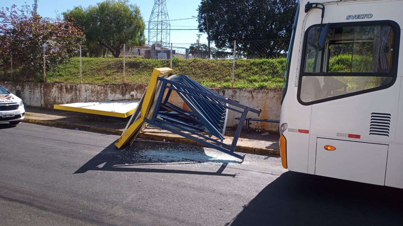 Botucatu: ônibus enrosca e derruba abrigo