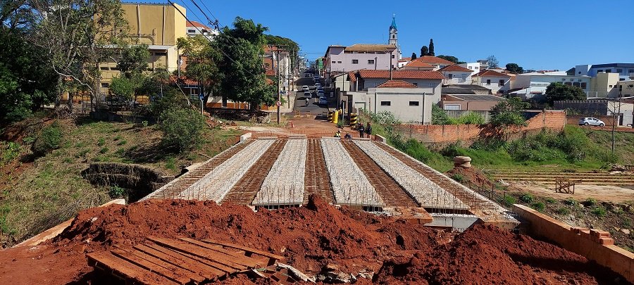Botucatu: para concluir ponte da Rafael Sampaio, Pardini ameaça romper com empresa
