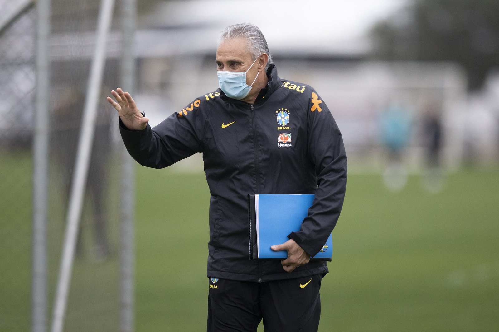 Tite convoca seleção e exclui jogador que não quis se vacinar