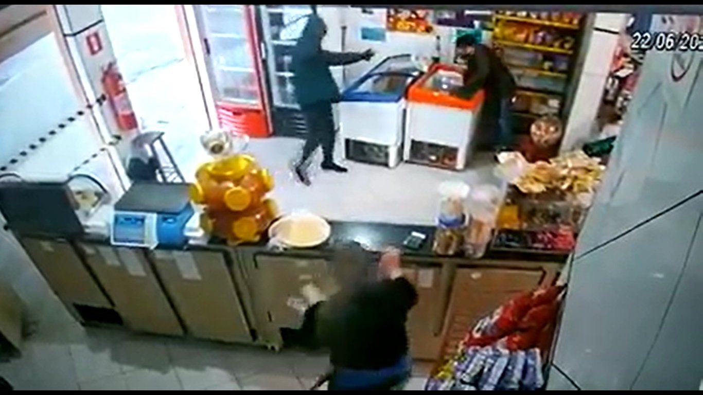 Homem armado invade e leva R$ 400 de panificadora em São Manuel