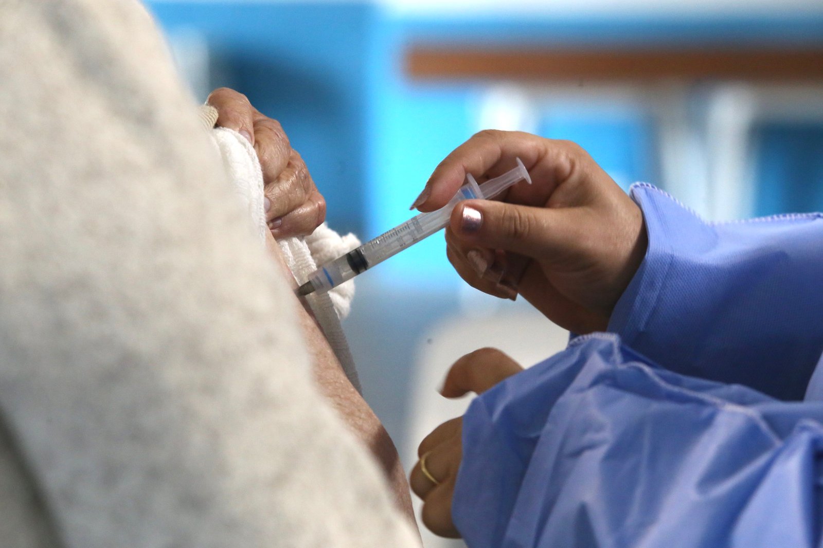 Projeto torna inelegível por 8 anos quem ‘furar a fila’ de vacinação