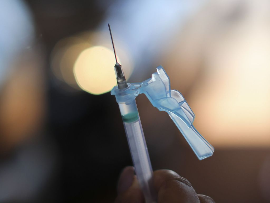 Injeção contra covid-19 funciona no longo prazo, diz AstraZeneca