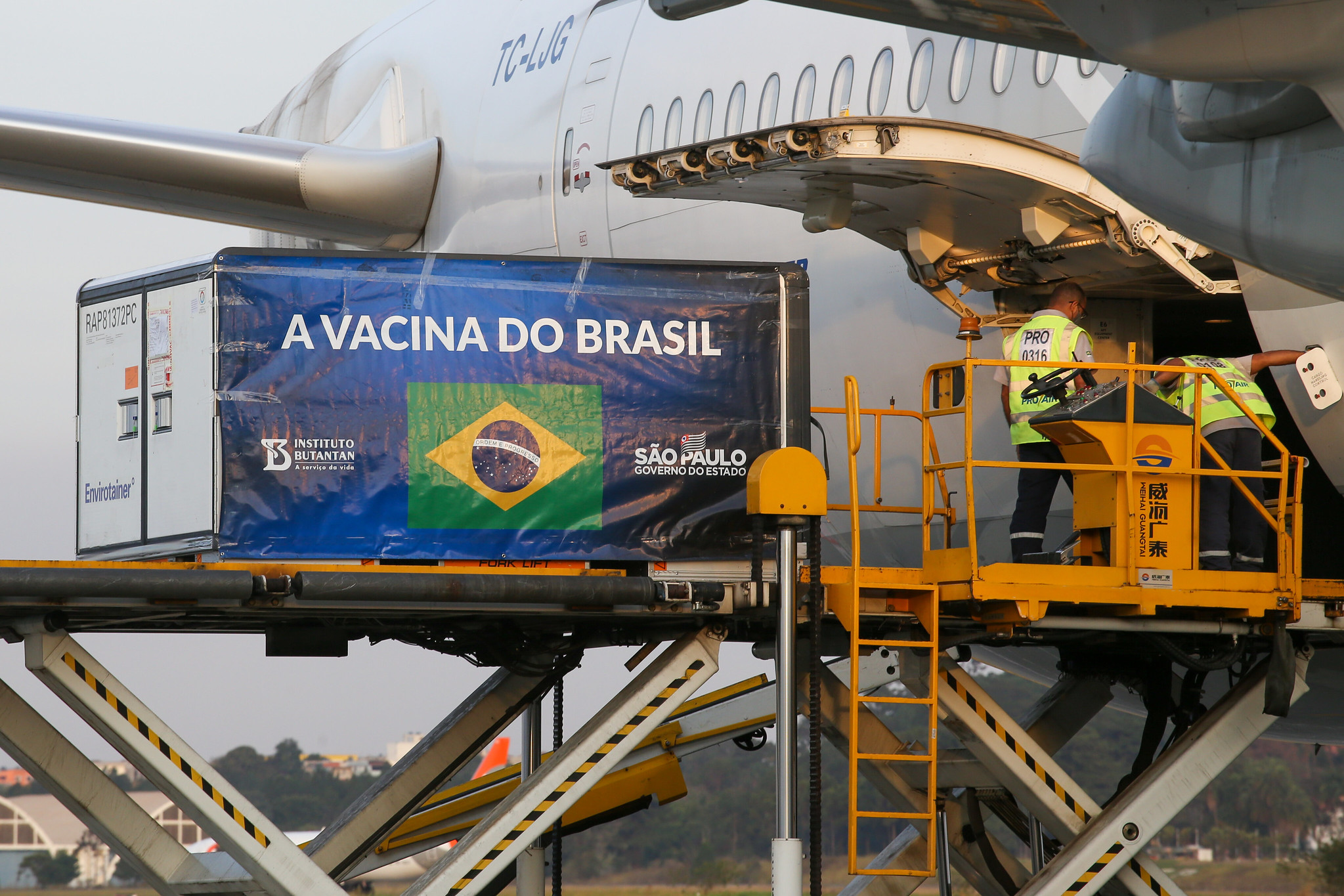 SP recebe novo lote de matéria-prima para produzir 10 mi de doses da CoronaVac