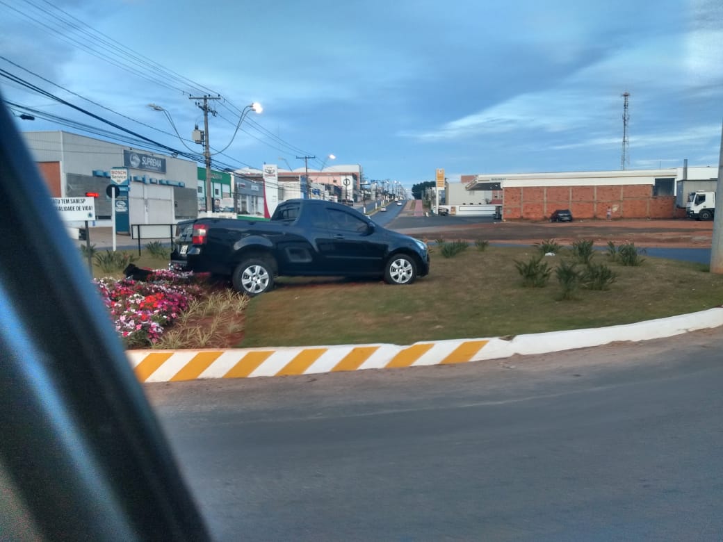Botucatu: carro amanhece estacionado em cima de rotatória