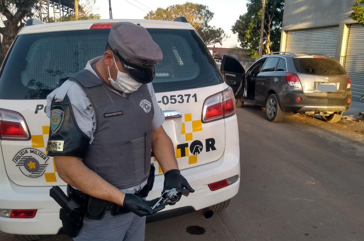 Polícia prende homem por receptação de veículo roubado e porte ilegal de arma