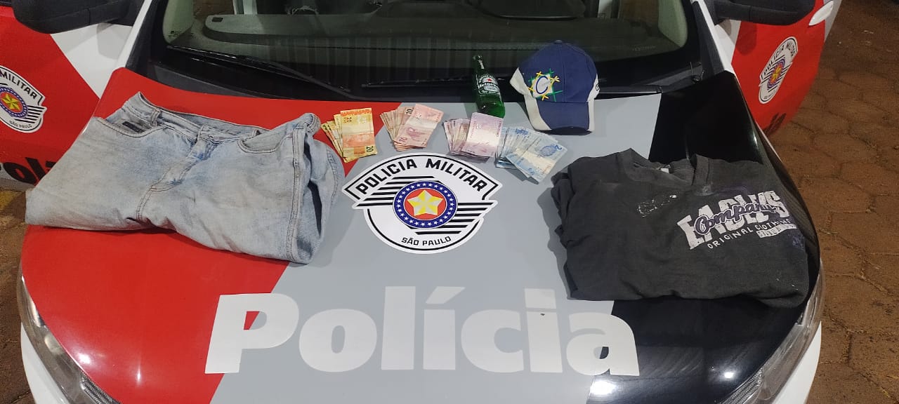 Homem é preso momentos após assaltar farmácia