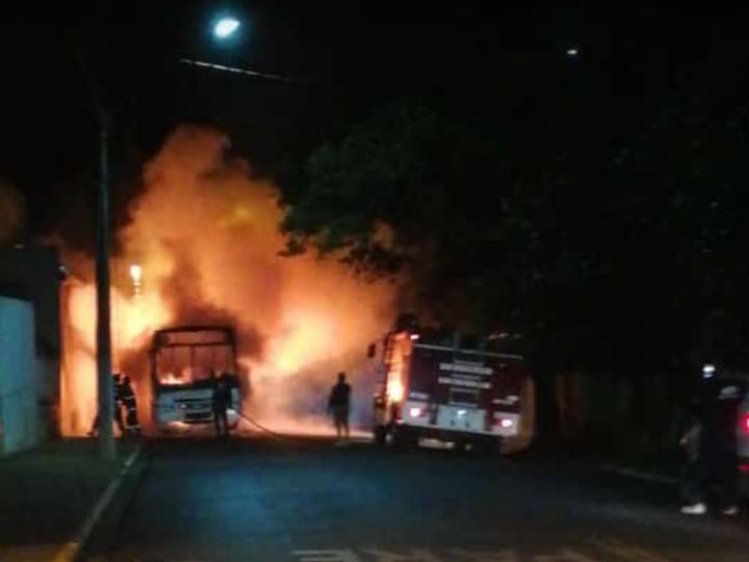 Itatinga: ônibus fica completamente destruído após incêndio