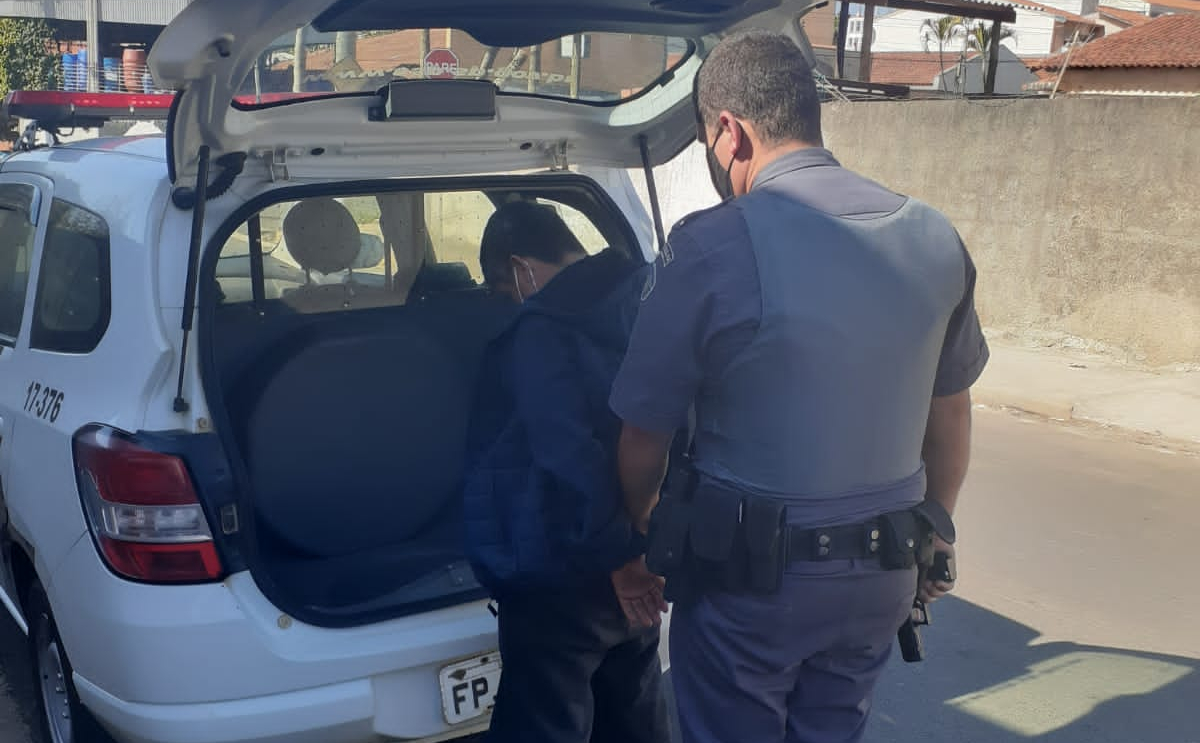 Acusado de matar esposa a facadas é preso enquanto fugia de ônibus