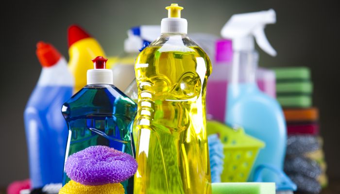 Ipem detecta erros em 33% dos produtos de limpeza examinados