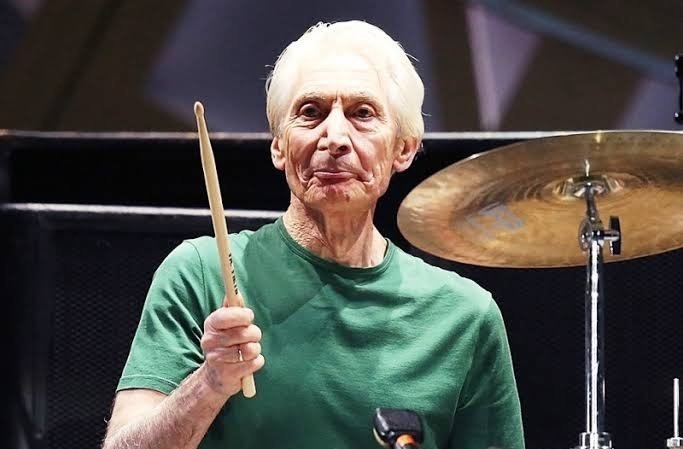 Charlie Watts, baterista do Rolling Stones, morre aos 80 anos