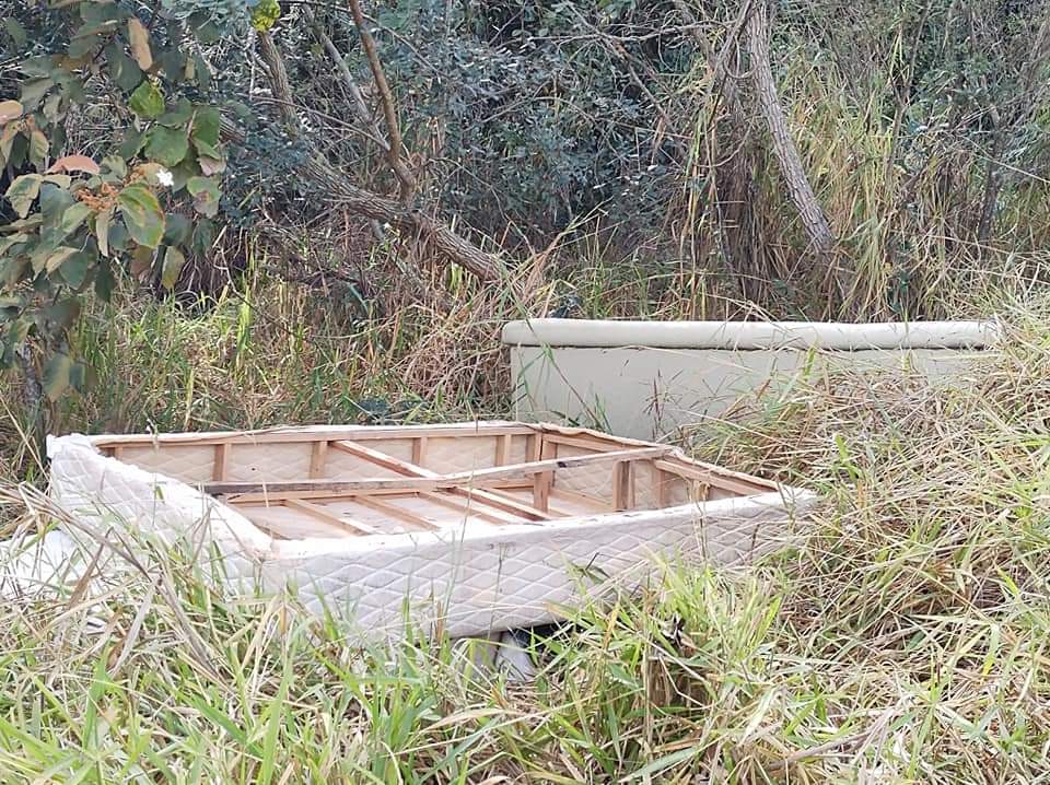 Área que serviria de praça no Rio Bonito é tomada por lixo e entulho