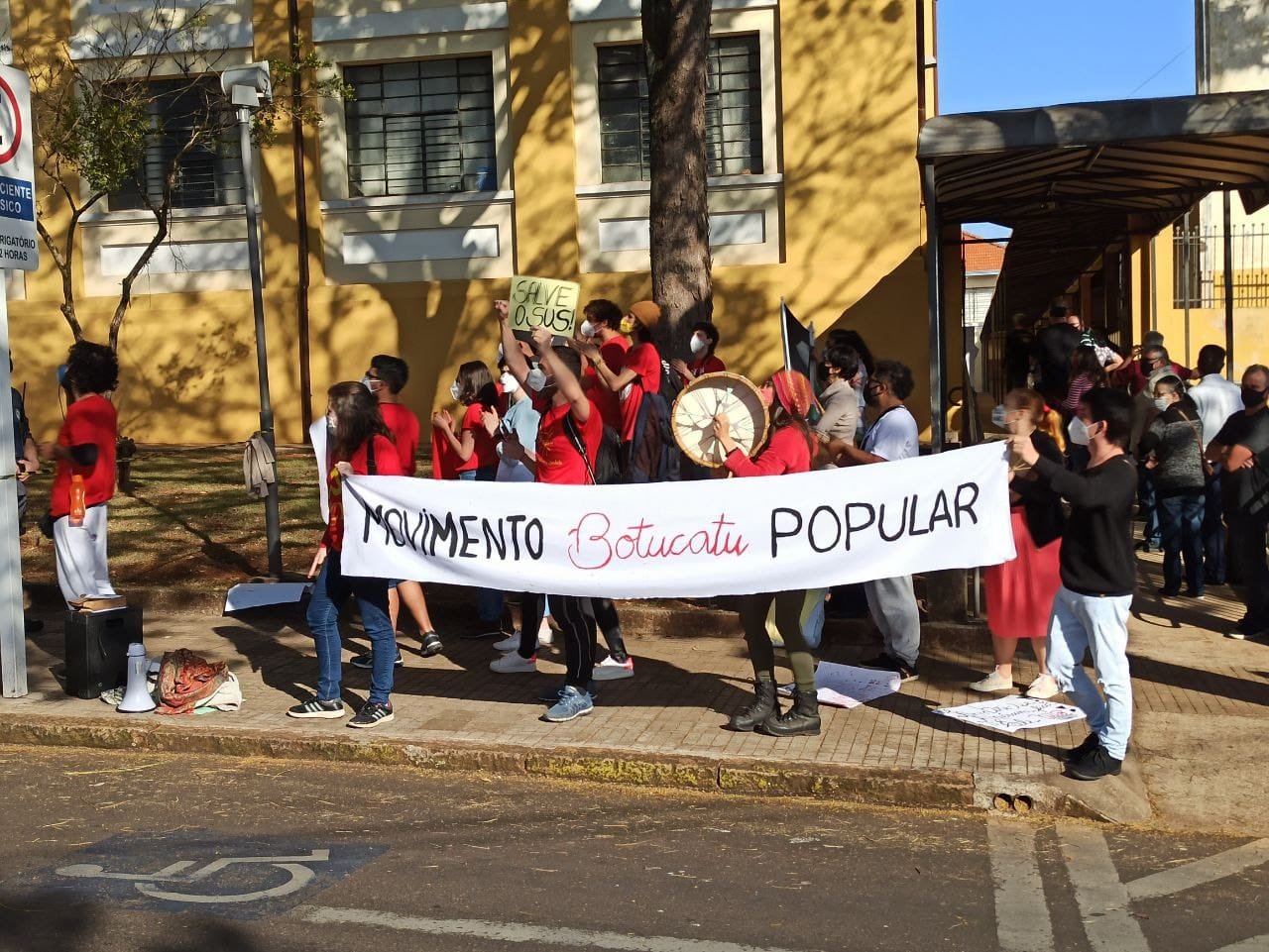 Grupo realiza ato contra governo federal durante início da vacinação em Botucatu