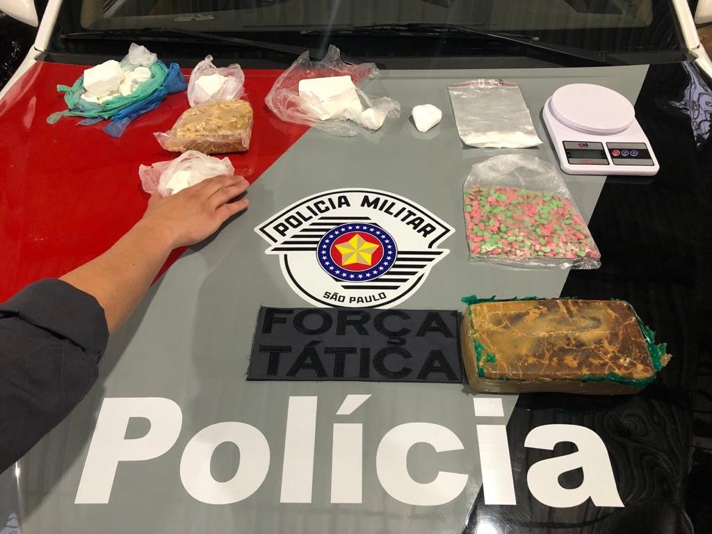 Polícia apreende mais de 570 comprimidos de ecstasy e outras drogas em carro na Major Matheus