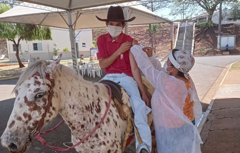 Em São Manuel, jovem recebe vacina montado em cavalo