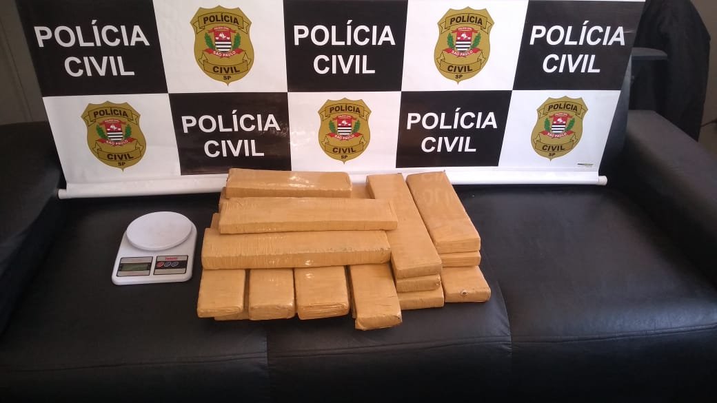 Botucatu: polícia apreende 18 quilos de maconha escondidos em carro; mulher de 36 anos é detida por tráfico