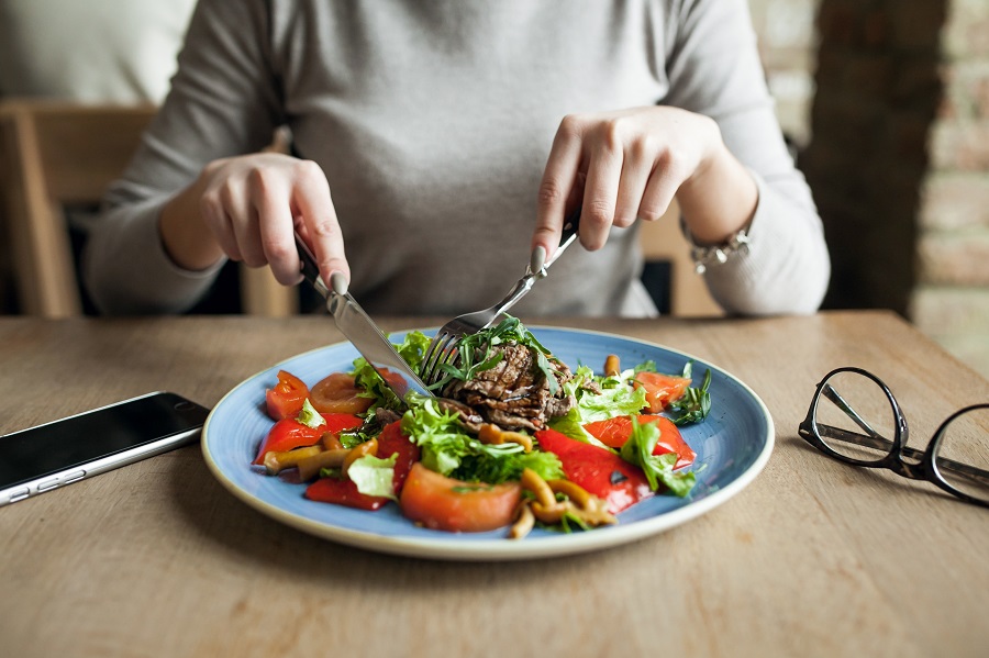 Emagrecer não envolve apenas ingestão alimentar, mas fatores socioculturais e ambientais
