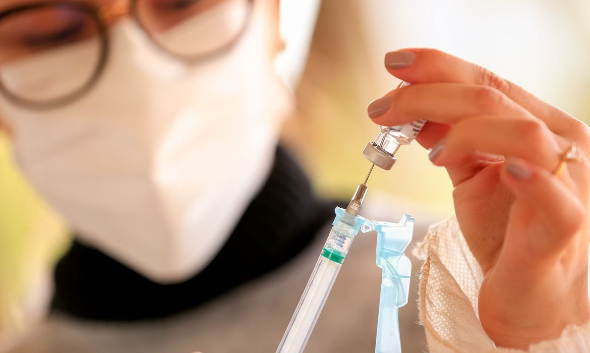 Público de 60 a 69 anos e acima de 80 tomam dose adicional nesta quinta (14) em Avaré