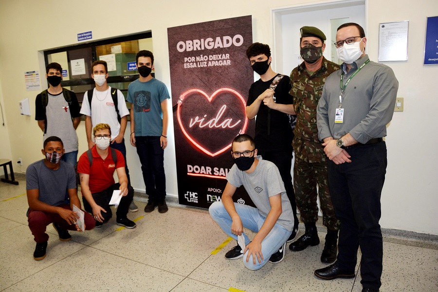 Alistados no Tiro de Guerra fazem doação de sangue ao Hemocentro de Botucatu