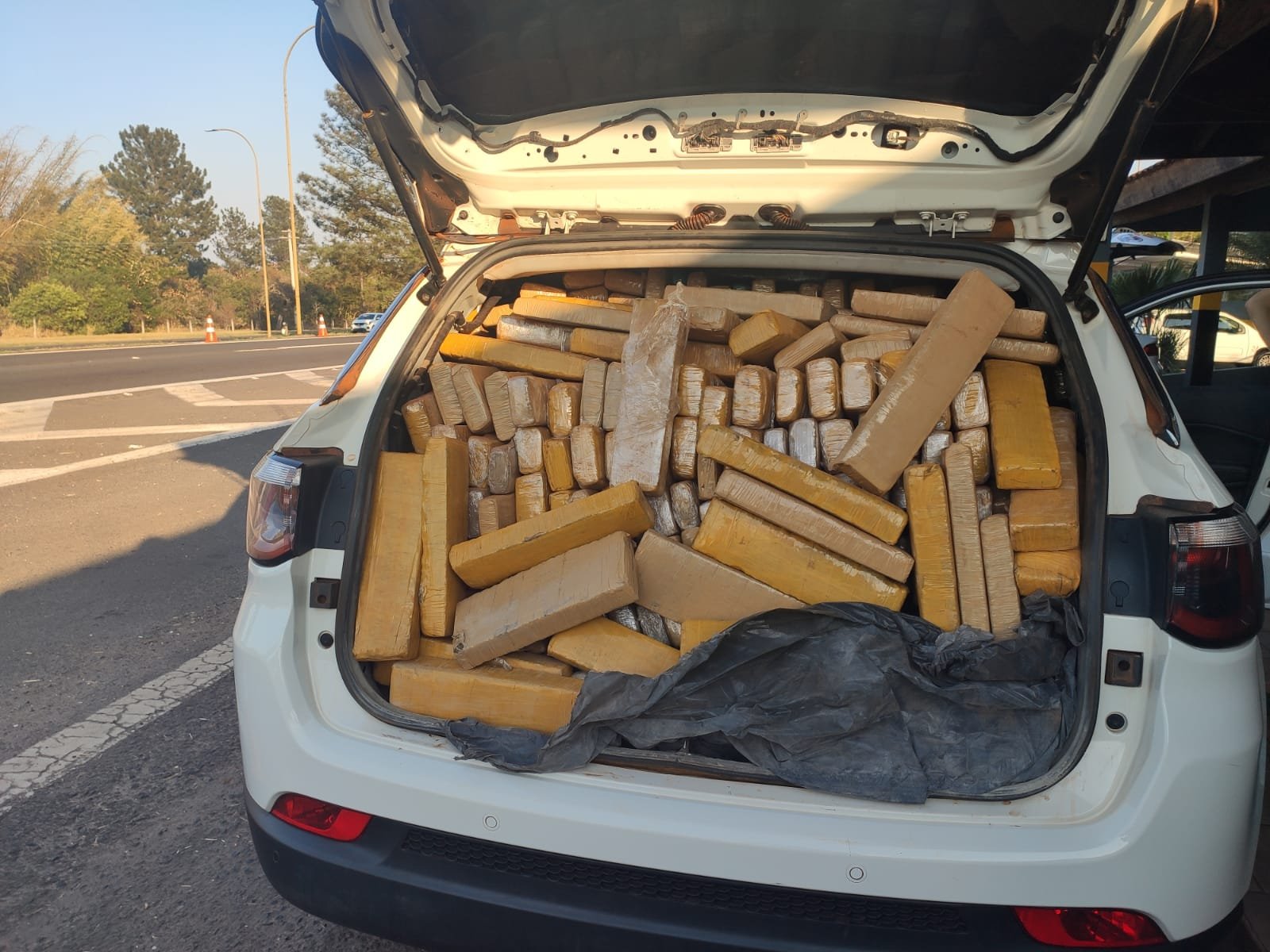 Polícia flagra mais de 1 tonelada de maconha durante operação na Marechal Rondon; droga ocupava todo o interior do veículo