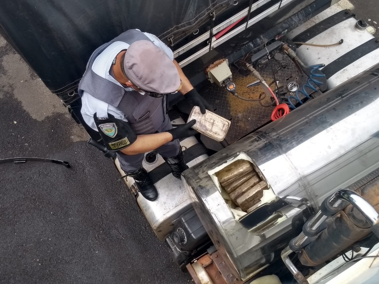 Itatinga: Polícia Rodoviária apreende mais de 230 quilos de cocaina escondidos em tanque de caminhão