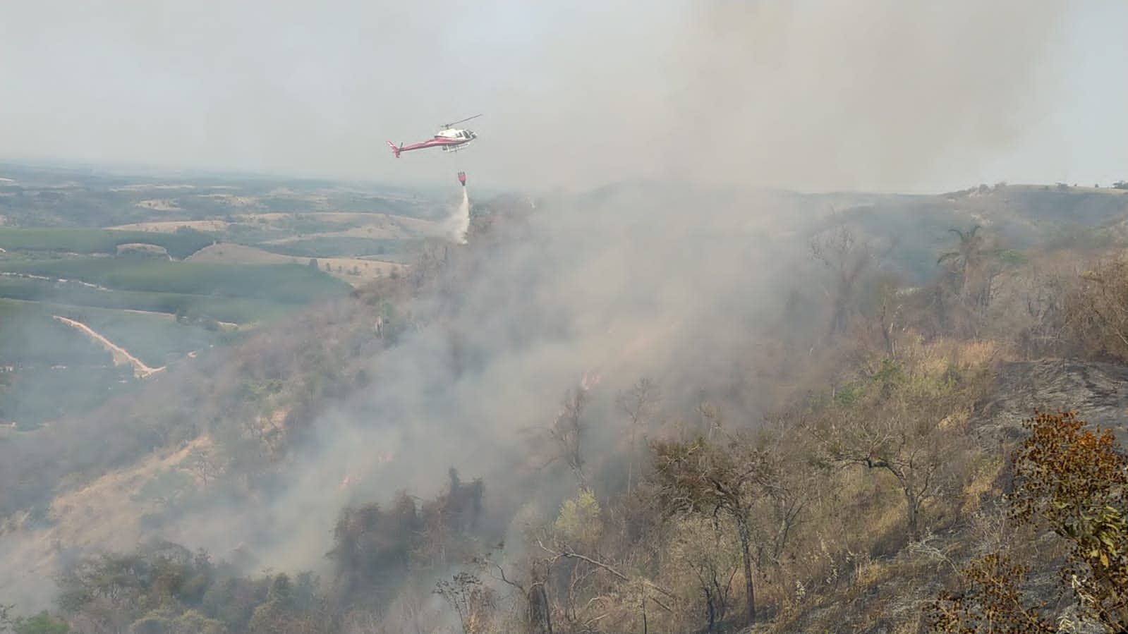 Incêndio atinge área próxima a Capela de São Cristóvão; bombeiros precisaram de auxílio de helicópteros para conter as chamas