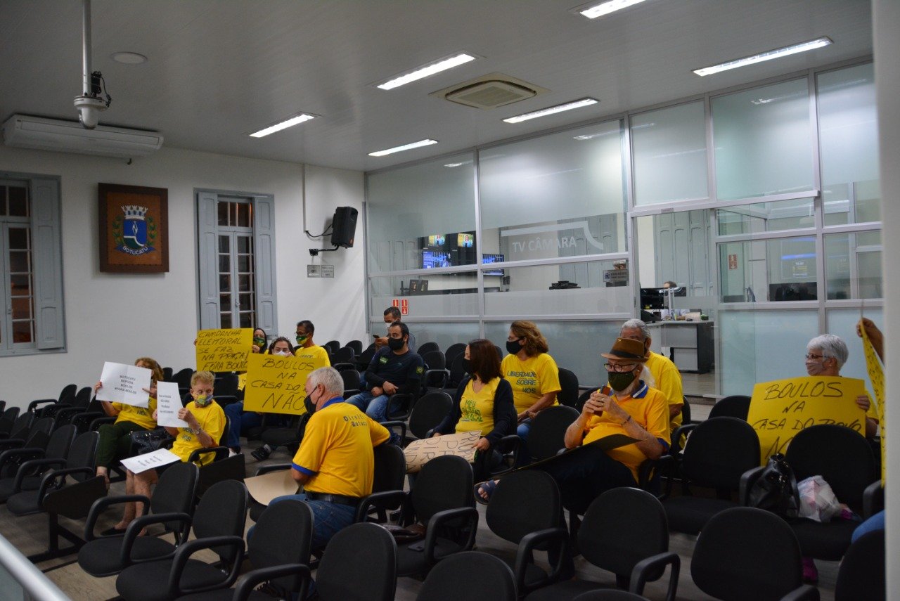 Manifestantes fazem ato contra Guilherme Boulos na Câmara de Botucatu