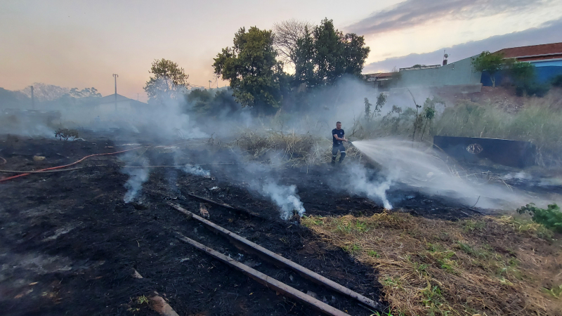Incêndio atinge área próxima a Estação Ferroviária de Botucatu