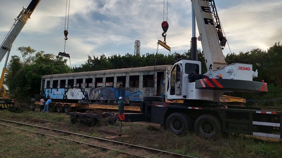 Vagões abandonados são retirados da linha férrea de Botucatu e integrarão projeto de preservação ferroviária