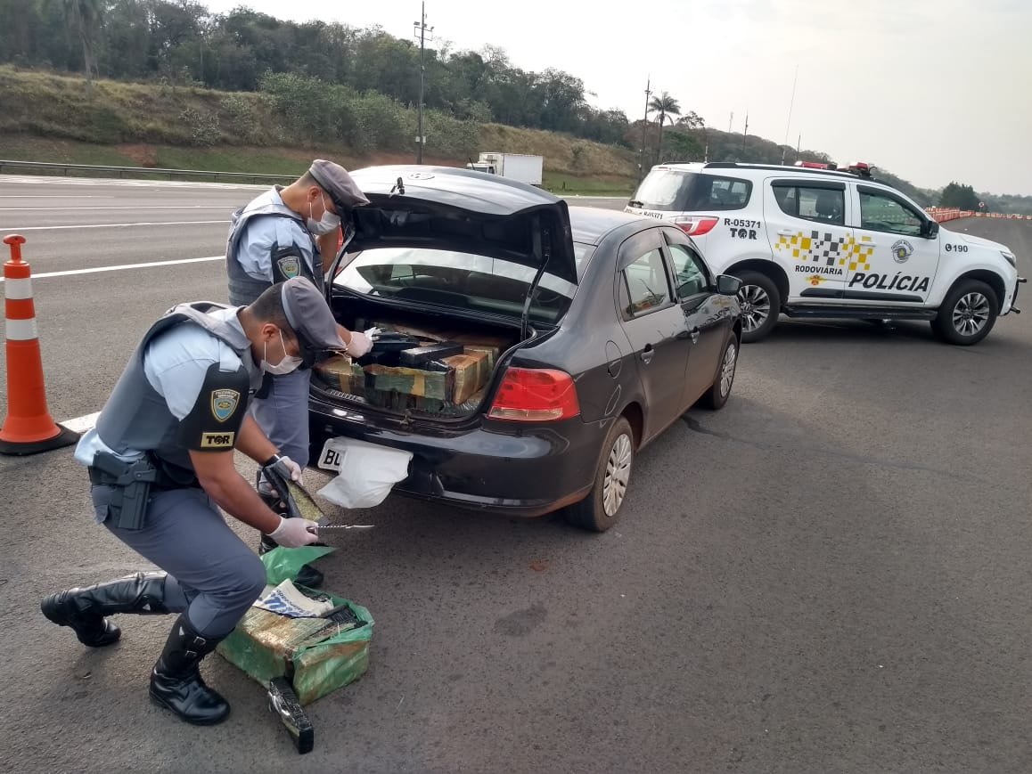 Polícia Rodoviária apreende mais de 300 quilos de maconha em flagrante de tráfico no pedágio de Itatinga da Castello Branco