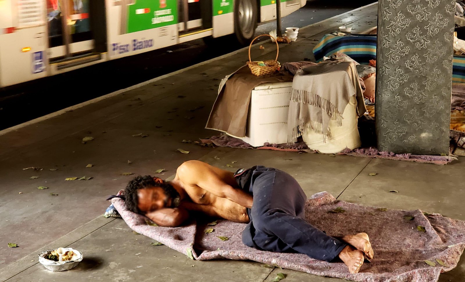Sem emprego, com fome e no escuro