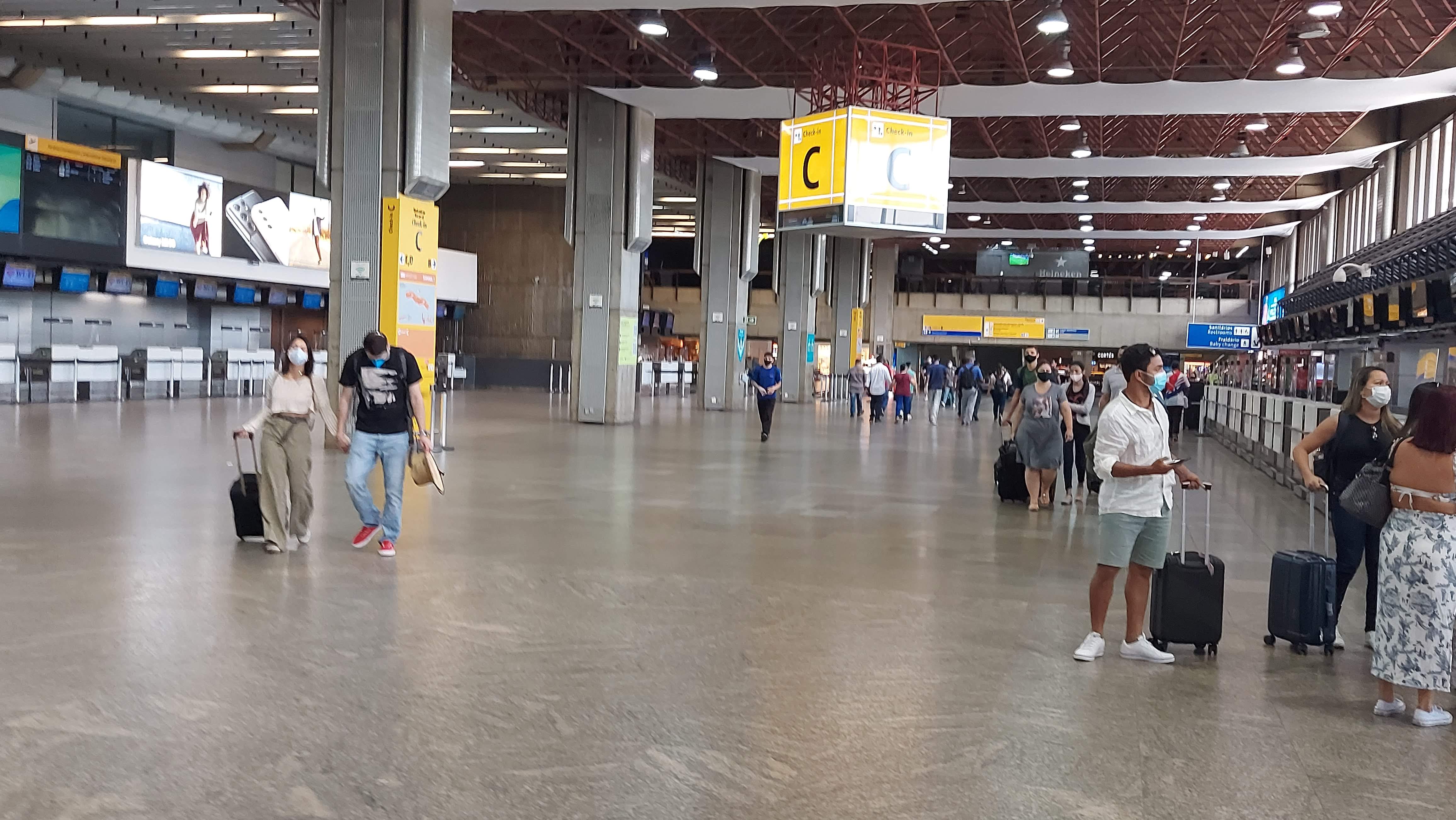 Anvisa autoriza serviço de bordo e mantém uso de máscaras em voos