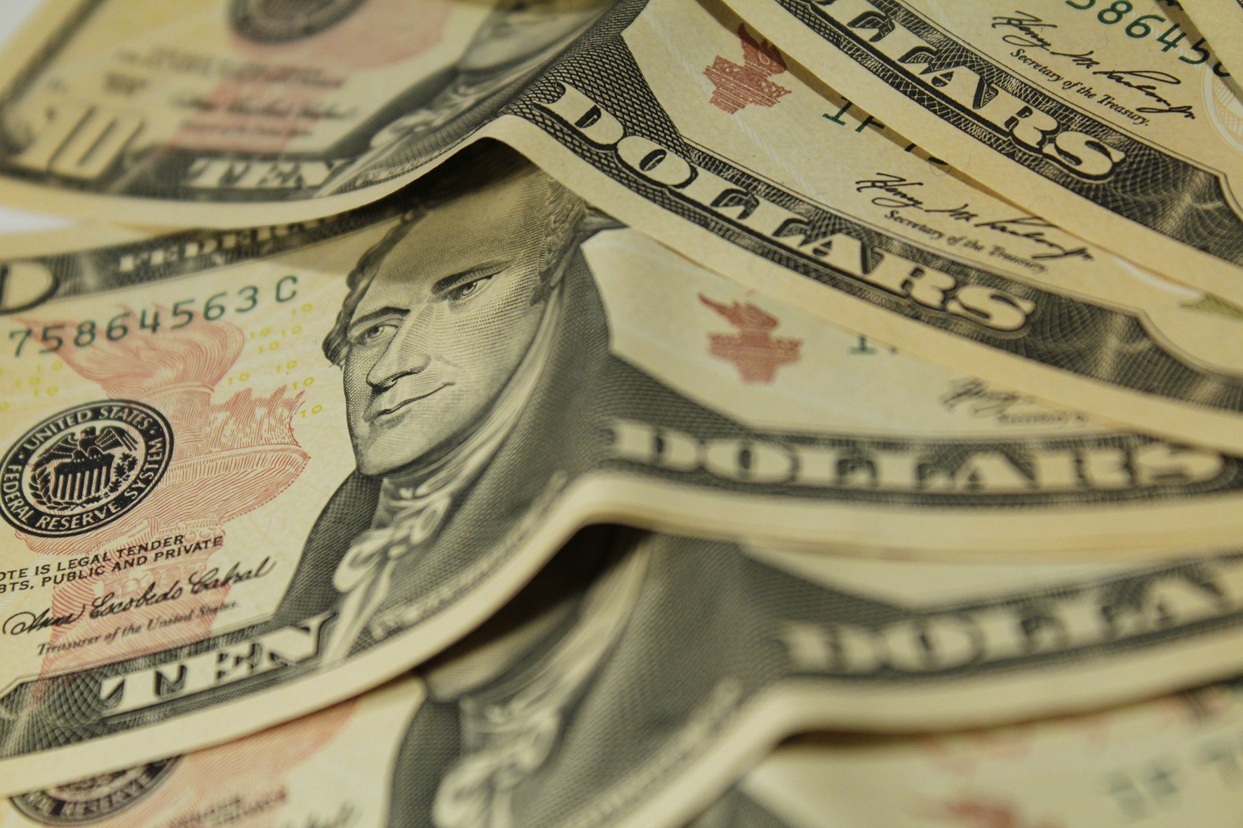 Dólar sobe 4% e fecha a R$ 4,80 em dia de tensão externa e interna