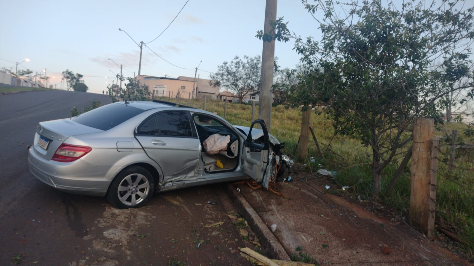 Botucatu: motorista perde controle e bate Mercedes contra poste