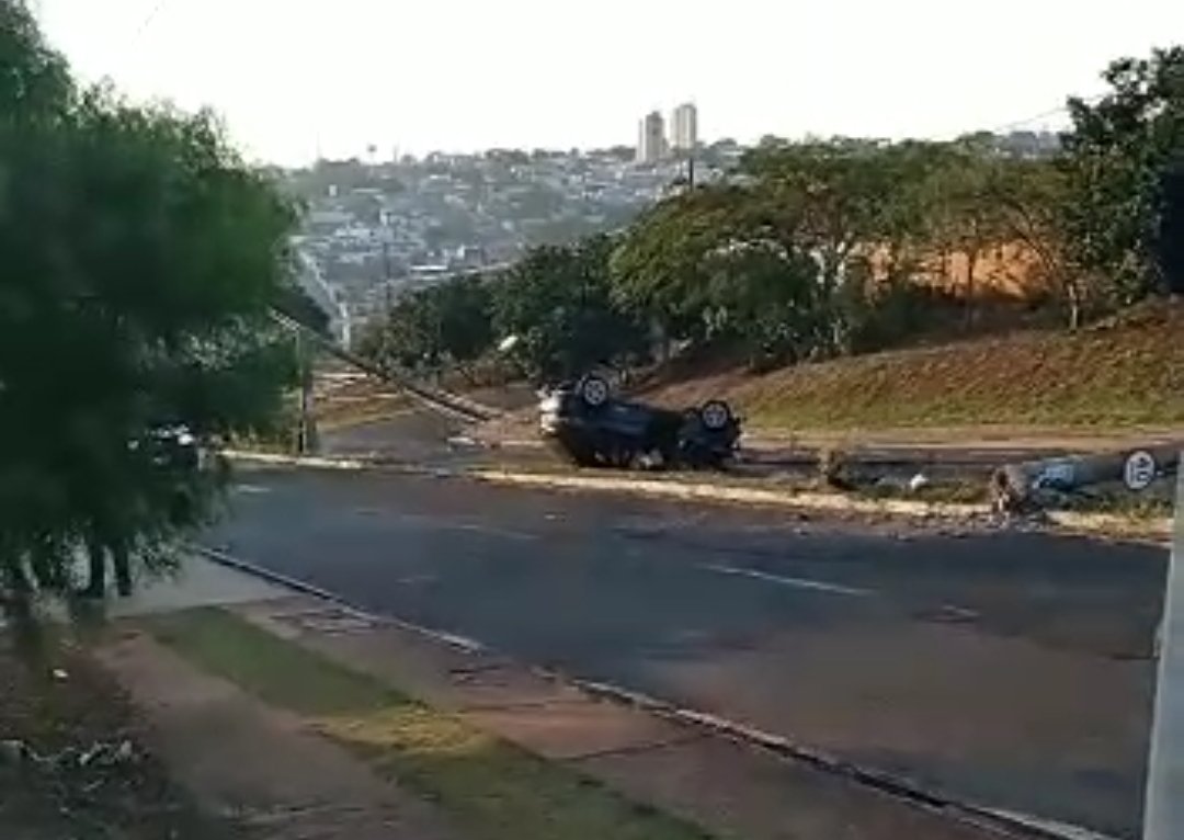 São Manuel: carro capota e derruba postes em avenida