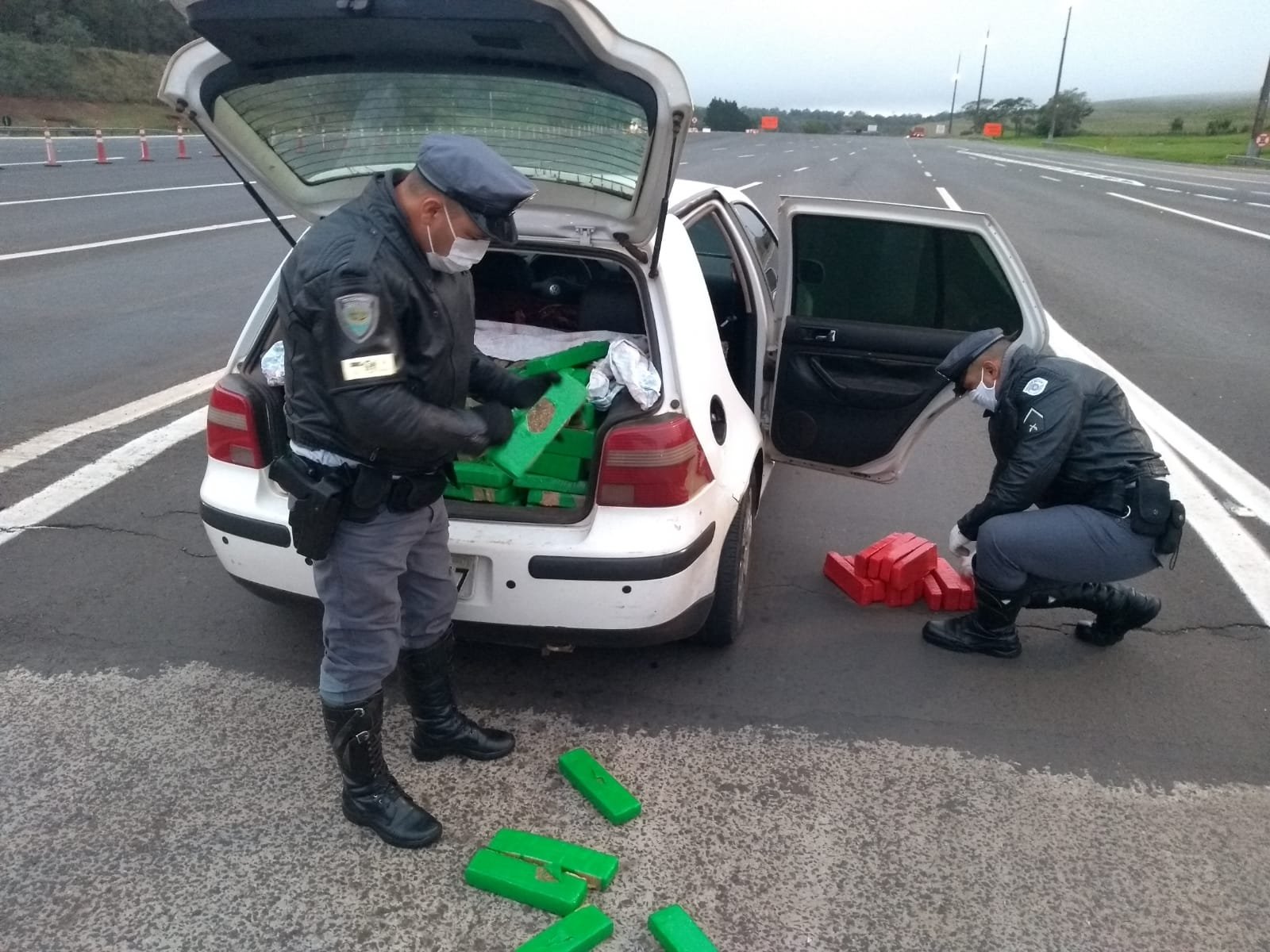 Polícia apreende mais de 480 quilos de maconha na Castello Branco, em Itatinga