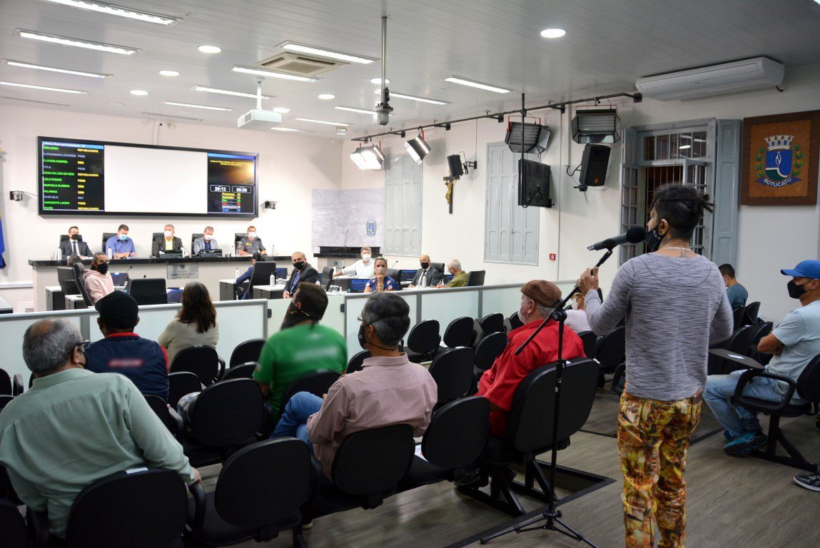 Proibição do consumo de bebidas alcóolicas em espaços públicos gera polêmica em audiência na Câmara de Botucatu