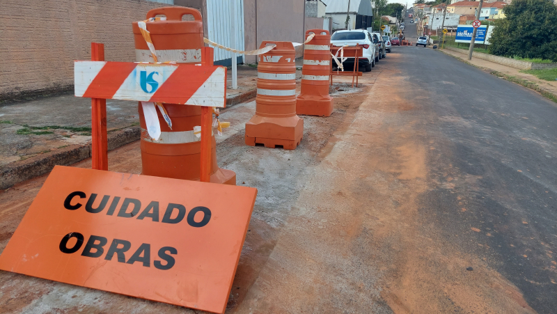 Sabesp realiza serviços de reparo na rede de esgoto no Centro de Botucatu