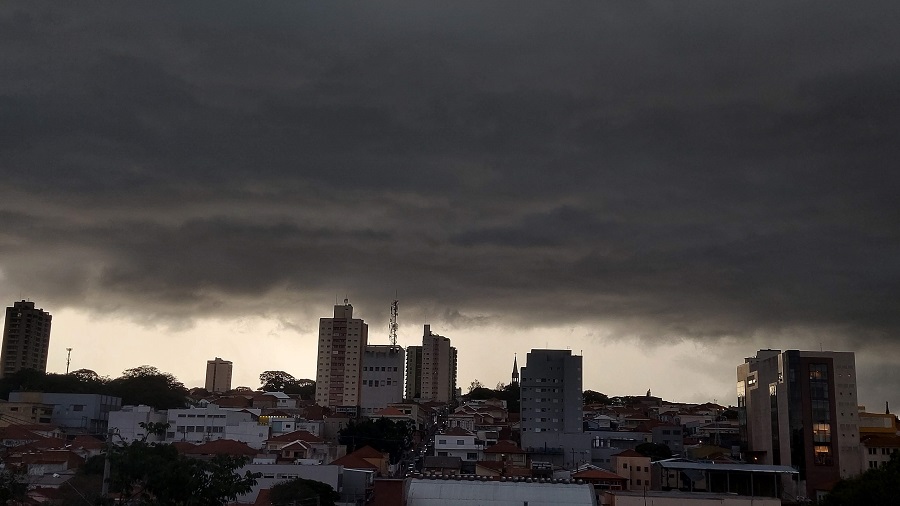 Defesa Civil alerta para possibilidade de temporal com rajadas de ventos que podem chegar a 70 km
