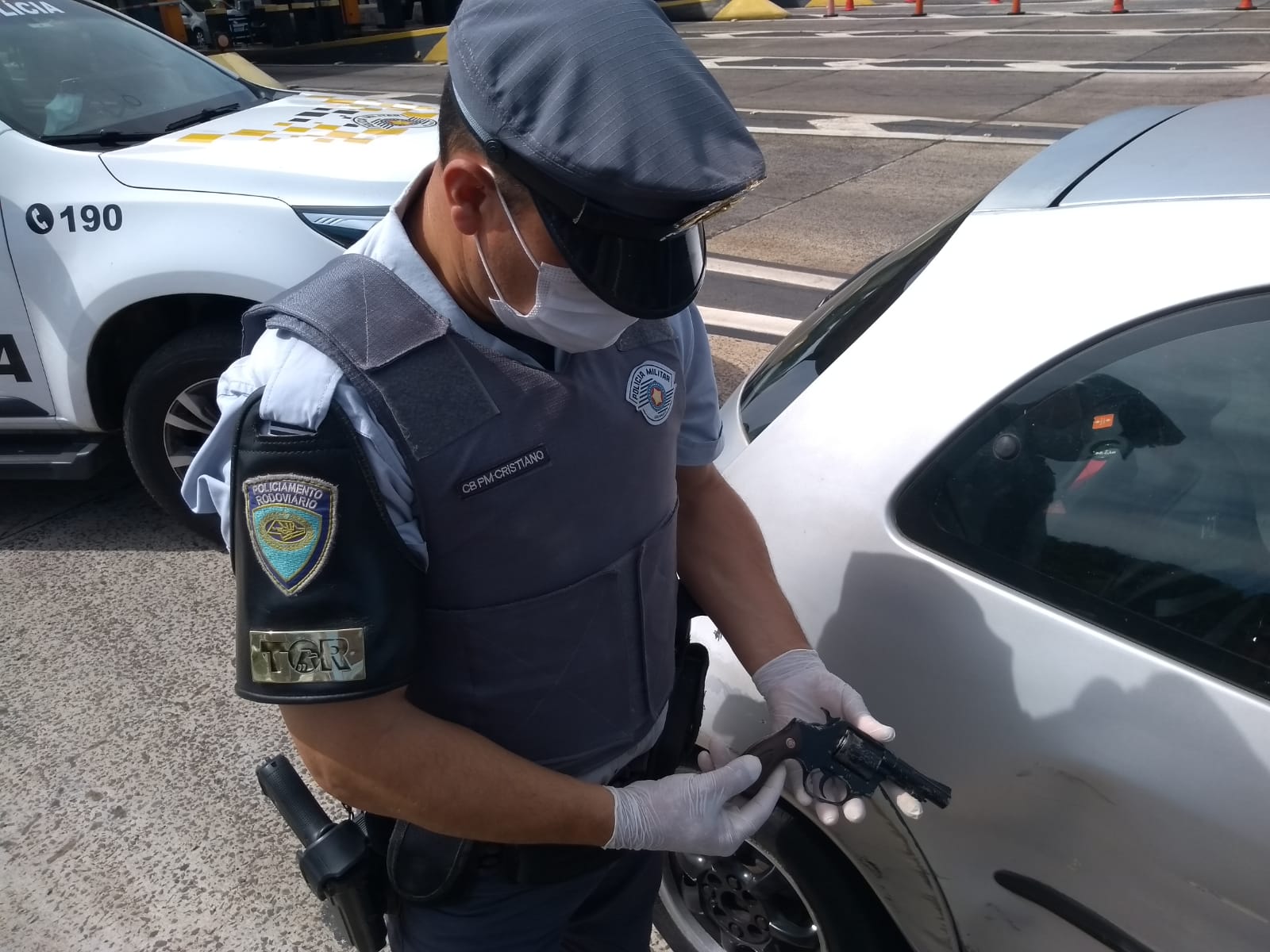 Dupla é presa por porte ilegal de arma na Castello Branco