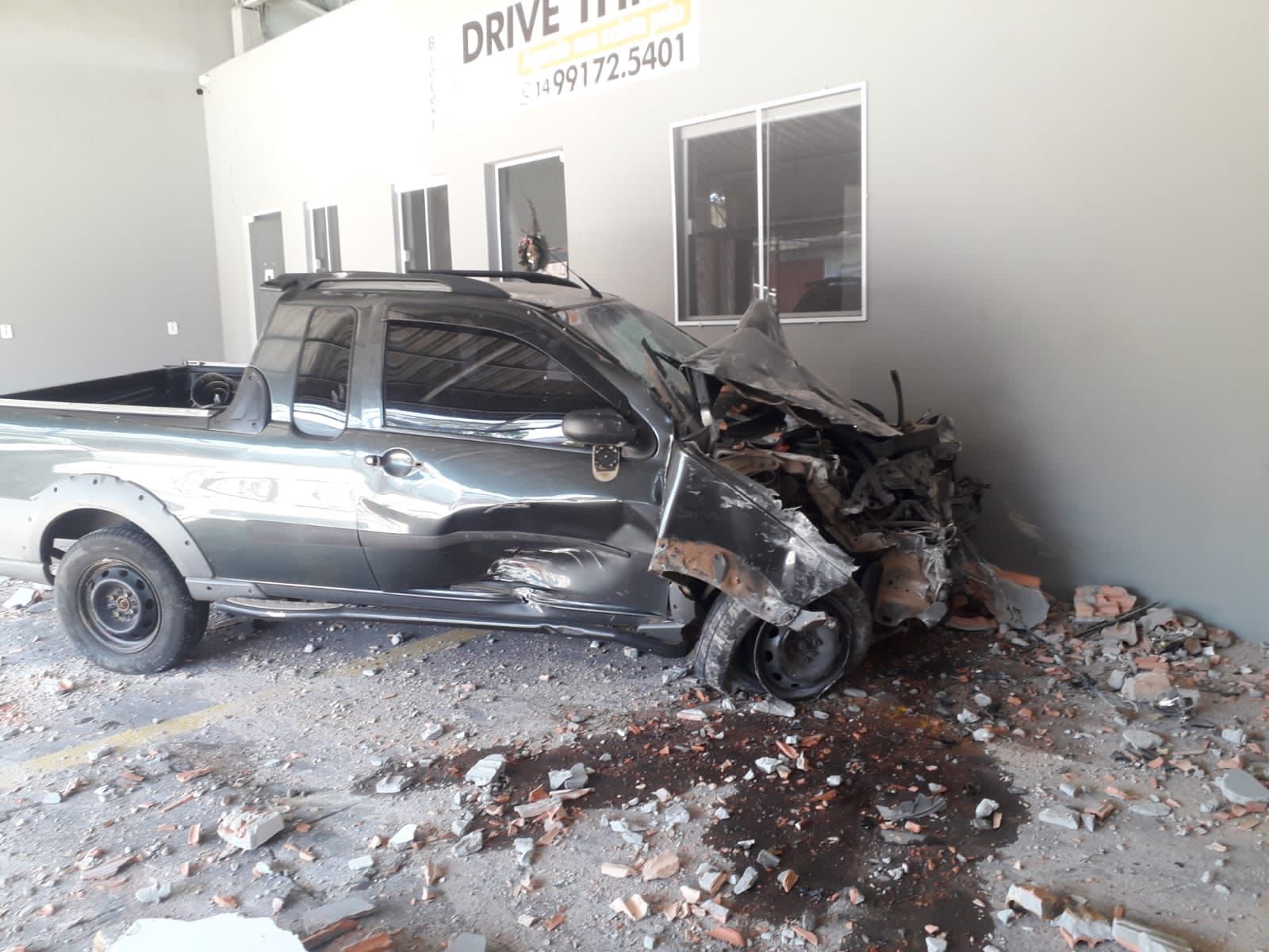 Botucatu: motorista perde direção e carro invade estacionamento de empresas na Vital Brasil