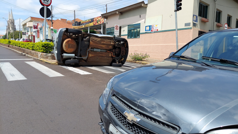 Carro tomba após colisão na Avenida Santana