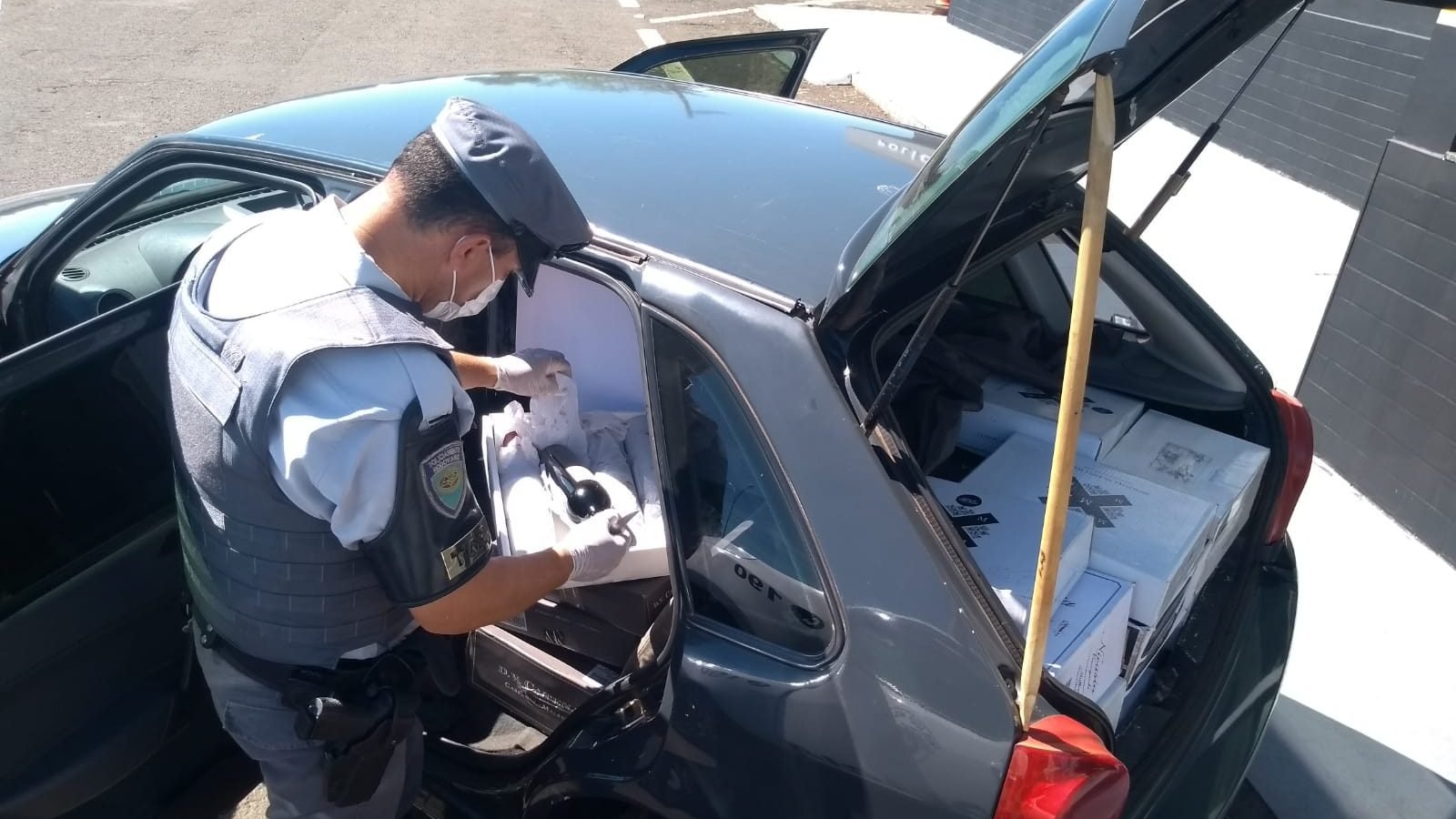 Polícia apreende mais de 50 caixas de bebidas importadas ilegalmente na região