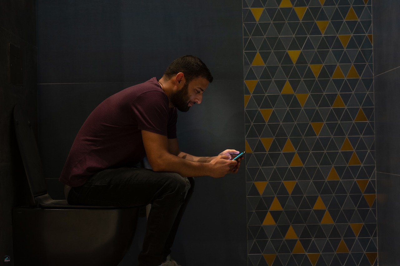 Por que levar o celular para o vaso sanitário aumenta o risco de hemorroidas