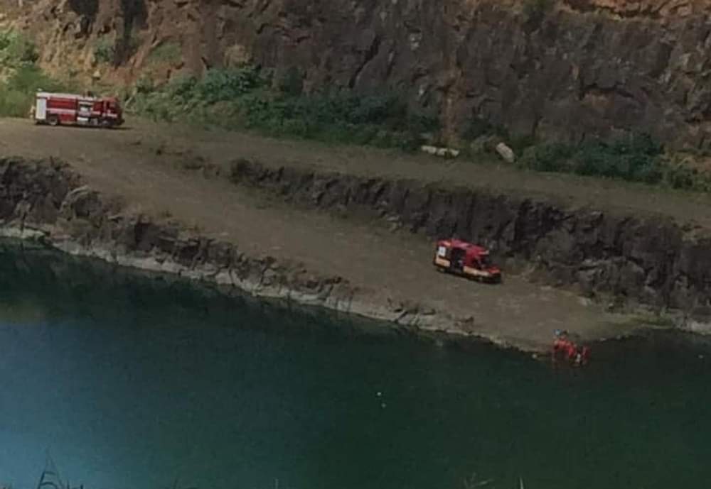 Bombeiros procuram jovem que desapareceu em lago de pedreira na região