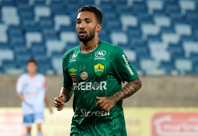 Cuiabá rescinde contrato com Clayson, acusado de agressão