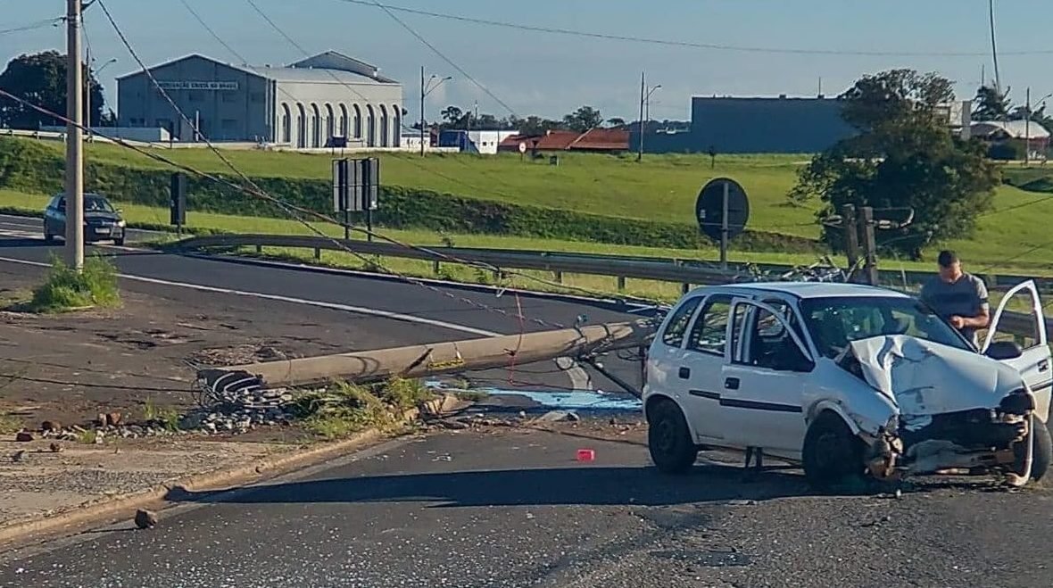 Acidente provoca queda de poste e de energia elétrica em São Manuel